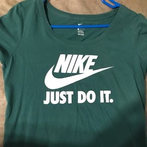 Nike t shirt women’s